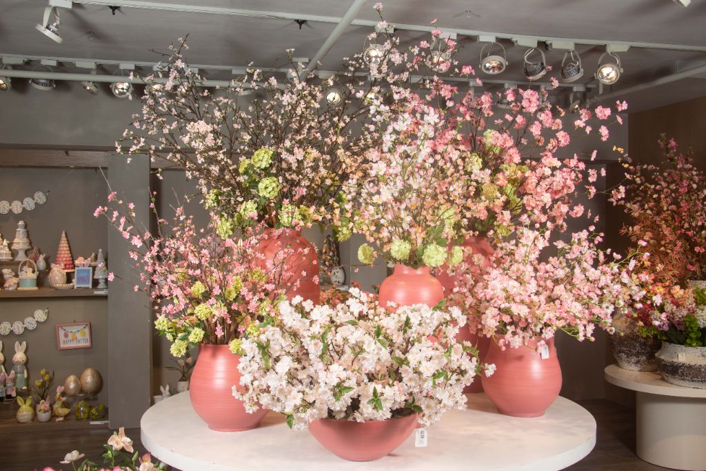 春の装飾品 - 桜とピンクの花々の美しいアレンジメント